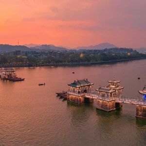 被三个男人躁爽白浆
